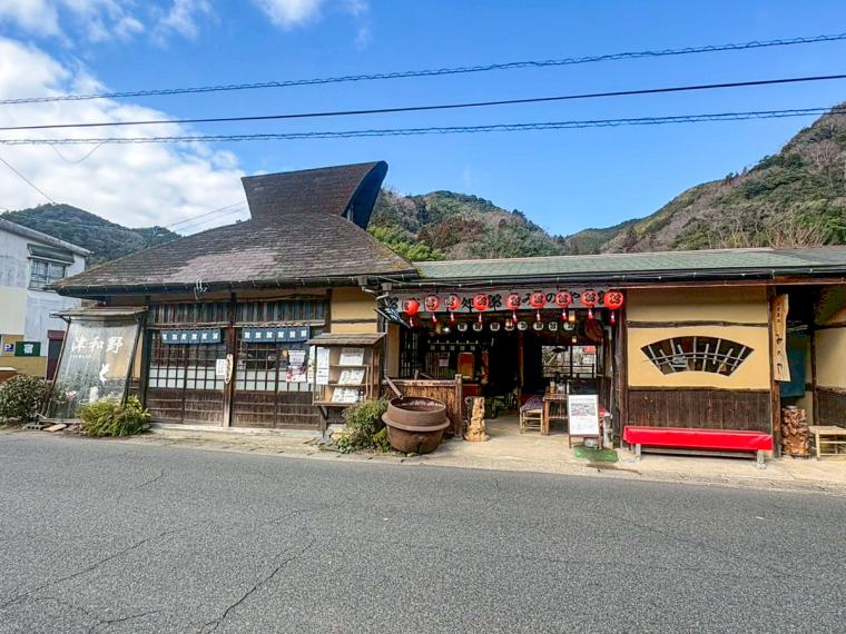 山陰の小京都で味わう、郷土料理と和食のお店。窓からは SL を眺めることも！｜島根県津和野町