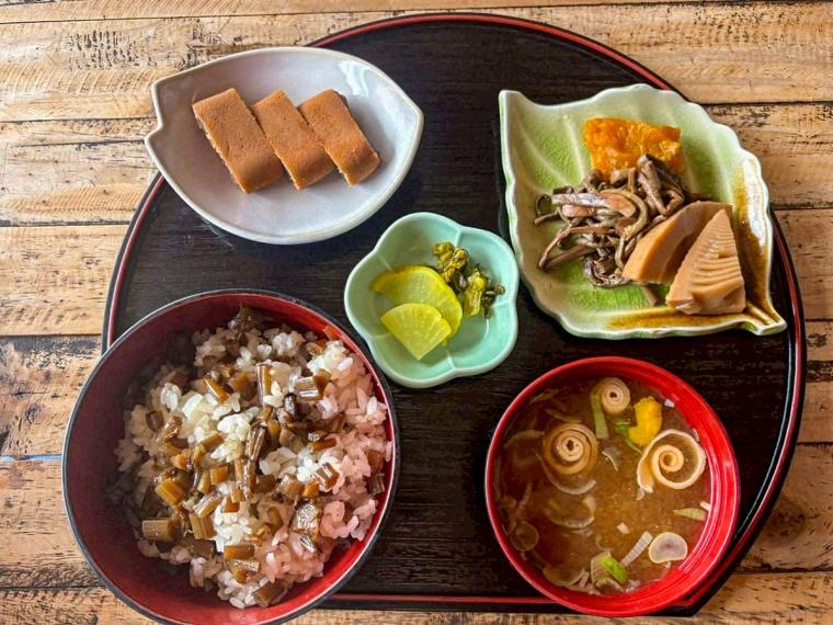 山陰の小京都で味わう、郷土料理と和食のお店。窓からは SL を眺めることも！｜島根県津和野町