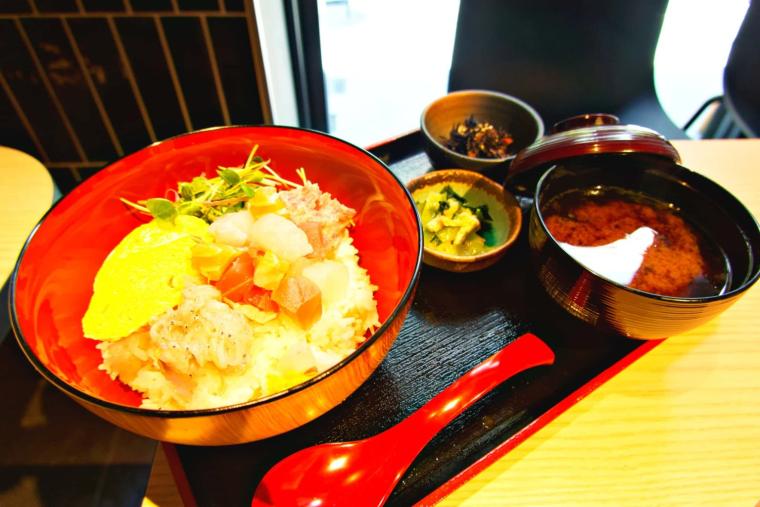 【大阪・淀屋橋】面倒な割り勘も不要！駅直結の進化系フードホール「ヨドヤバ」で昼飲みからディナーまで満喫