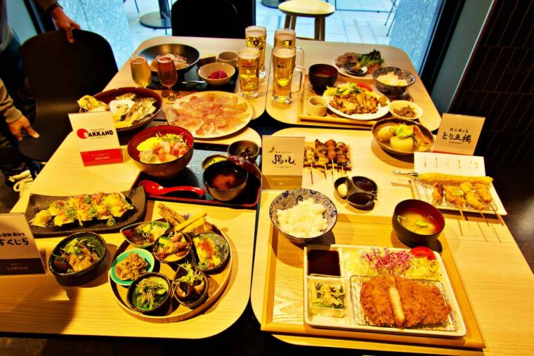 【大阪・淀屋橋】面倒な割り勘も不要！駅直結の進化系フードホール「ヨドヤバ」で昼飲みからディナーまで満喫