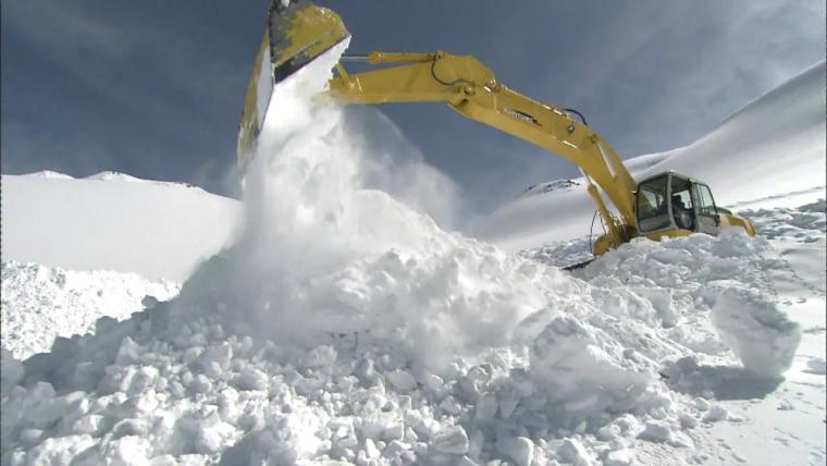 高さ 10m 超！【雪の大谷のヒミツ】世界でも希少な“雪の壁”はどうやって作る？