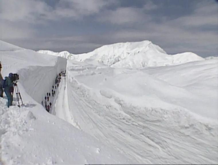 高さ 10m 超！【雪の大谷のヒミツ】世界でも希少な“雪の壁”はどうやって作る？