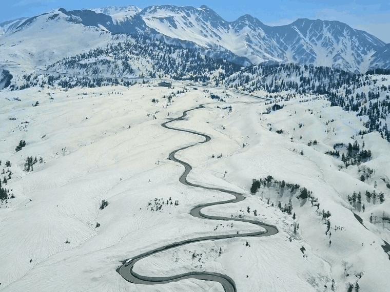 絶景“雪の大谷”2026年は高さ12m【立山黒部アルペンルート】全線開業55周年! 春だけのイベントが目白押し  ■Destination（110文字以内）： 3000ｍ級の北アルプスを貫く立山黒部アルペンルートは、富山が誇る山岳観光地。四季折々の絶景を楽しめますが、特に春の「雪の大谷」は圧倒的壮観。開通直後しか味わえない迫力満点のアトラクションや見どころを紹介します。    01_Key_ootani.jpg　※本文画像は、横1600ｘ縦900px以上推奨  ■リード文： 3000m級の山々が連なる北アルプス立山連峰。 その山中を貫いて富山県と長野県を結ぶ立山黒部アルペンルートは、富山が世界に誇る山岳観光スポットです。   02_sky.jpg（画像提供：立山黒部アルペンルート）  夏の登山シーズン、秋の紅葉と、雲上の世界ならではの見どころは季節ごとにあります。  なかでも圧倒的壮観の景色を見られるのが、春。アルペンルート開通直後の「雪の大谷」です。  ■本文： H2：2026年 大谷の雪壁は高さ12m（4/14現在） 世界有数の豪雪地帯として知られる立山。 標高239