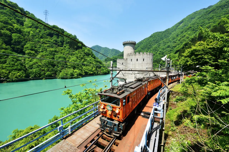 トロッコ電車で日本一深い V 字峡へ【2026 黒部峡谷鉄道】宇奈月温泉の源泉露天風呂や全国で唯一“猫”がつく「猫又駅」へ