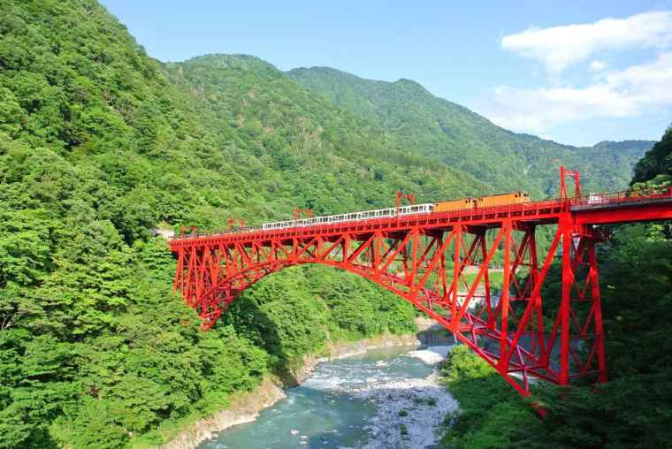 トロッコ電車で日本一深い V 字峡へ【2026 黒部峡谷鉄道】宇奈月温泉の源泉露天風呂や全国で唯一“猫”がつく「猫又駅」へ