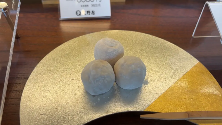 やわらかい餅から黒蜜がとろり…【大野屋】江戸創業の老舗和菓子店の絶品おやつ