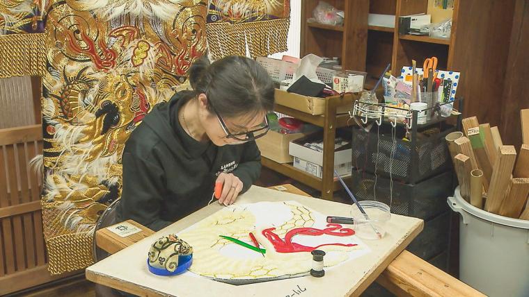 重さ 10 キロの衣装！？まさに職人技。伝統芸能「石見神楽」の衣装専門店
