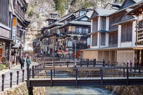 銀山温泉のノスタルジックな街歩きとグルメを満喫！おすすめ散策コース