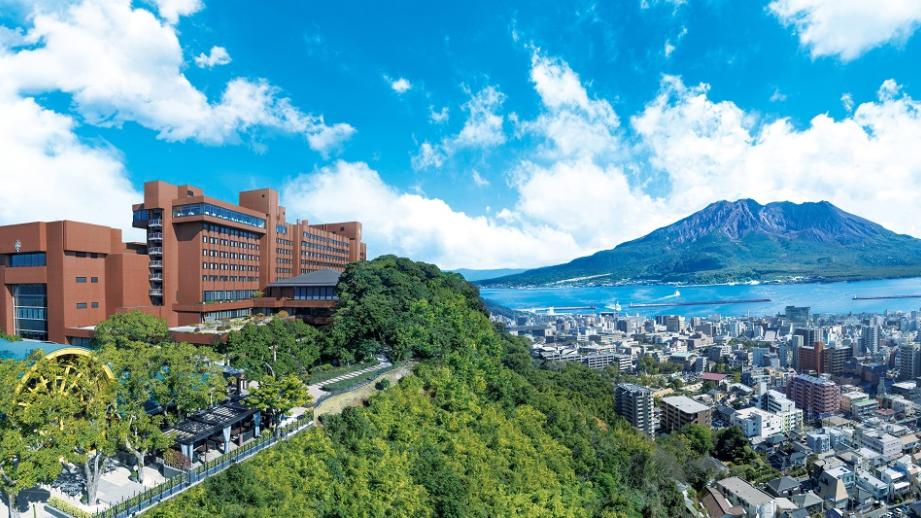 城山の高台に立つ「SHIROYAMA HOTEL kagoshima」の外観。桜島や錦江湾ジオパークの眺望が見事