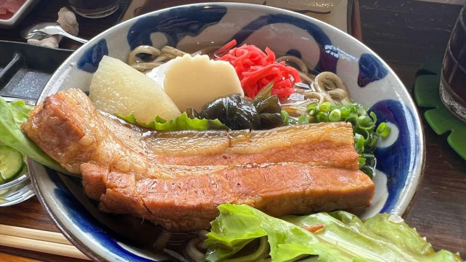全粒粉入り自家製麺の沖縄そばと地魚料理「上原そば」（名護市） 