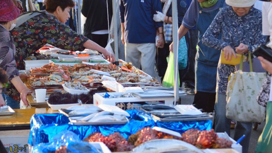 日曜朝のお楽しみ！青森八戸・日本最大級「館鼻岸壁朝市」の2024シーズンがスタート