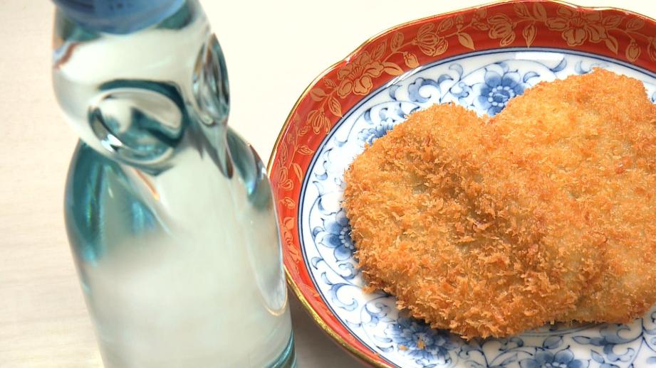 【葵区・蒲菊本店】揚げたてサクッ! 黒はんぺんフライ食べ歩き　ラムネも一緒にごくり