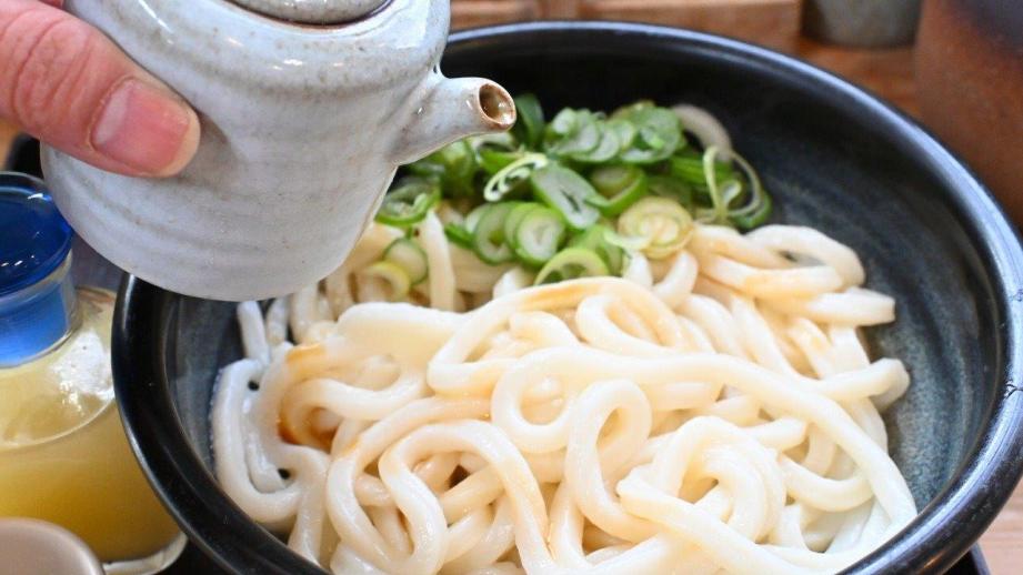 開店前から行列ができる人気店「手打ちうどん まるしん」香美市