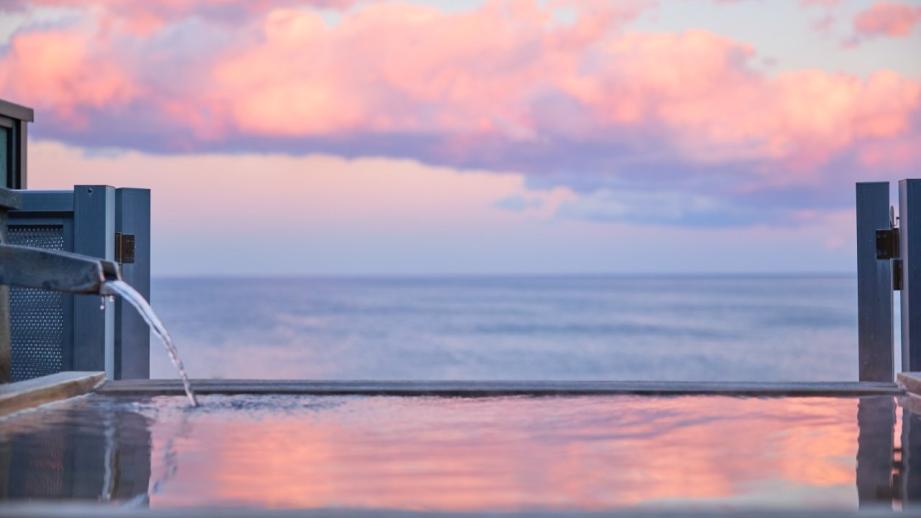伊豆の海も夕焼けも温泉で満喫！14もの貸切風呂と豪華舟盛りが楽しめる「ニューとみよし」