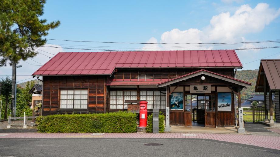 ライダーの聖地と呼ばれる小さな無人駅「隼駅」。年に一度、2000 台以上のバイクが集まる理由とは？｜鳥取県八頭町