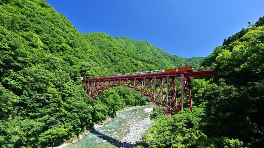 トロッコ電車で日本一深い V 字峡へ【2026 黒部峡谷鉄道】宇奈月温泉の源泉露天風呂や全国で唯一“猫”がつく「猫又駅」へ