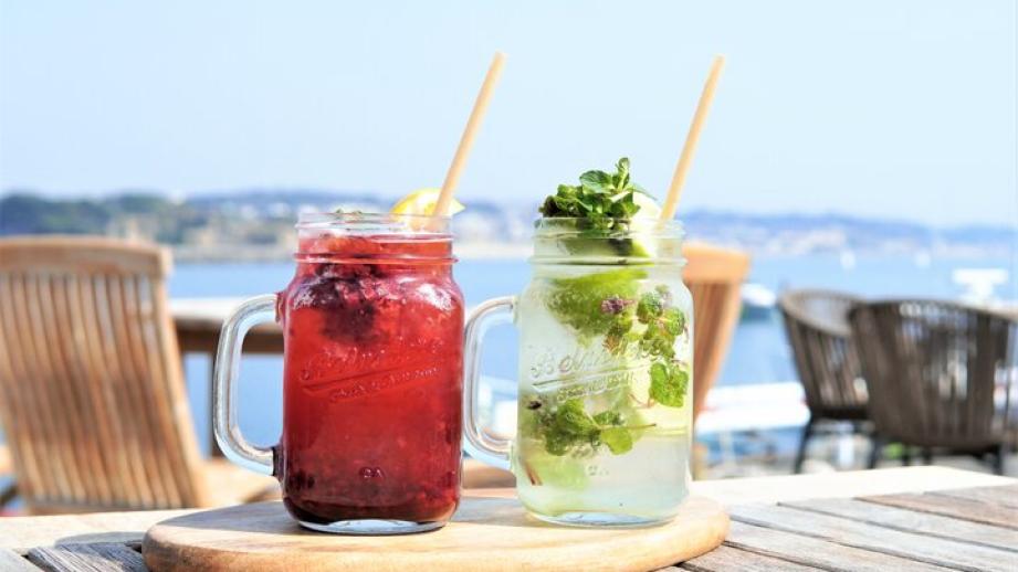 青い空と海を見渡すマリーナのなかの素敵なカフェ♪江の島「サンカフェパラダイス」