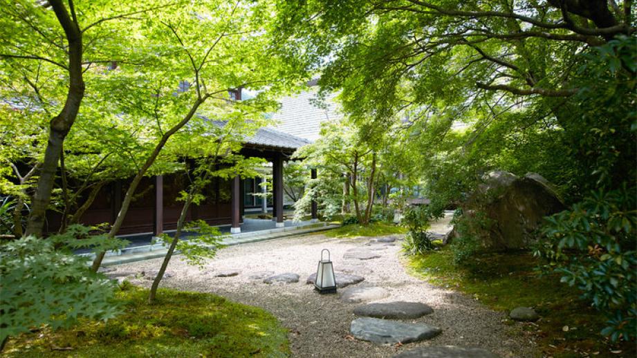 美しい庭園を眺めて、ゆるり名水おやつを。20年の時をかけて築いた明治の文化財でひと休み「名水甘味 且座」