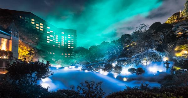 「ホテル椿山荘東京」の庭園に「森のオーロラ」が出現