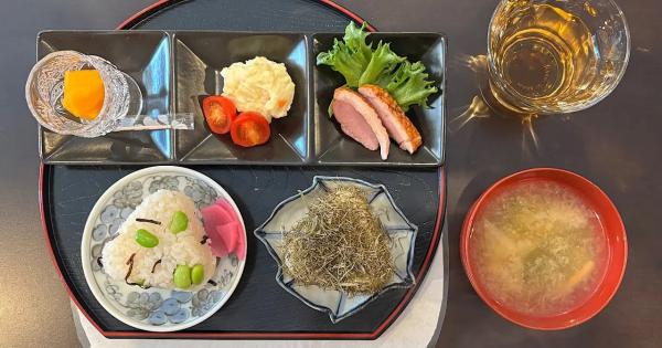 高岡まちなかでワンコイン朝ごはん【MANALANI Cafe】富山米おにぎり2個・味噌汁・ひとくち惣菜2品が500円