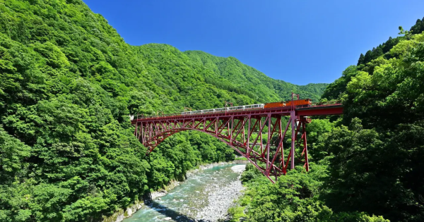 トロッコ電車で日本一深いV字峡へ「2026黒部峡谷鉄道」源泉露天風呂や「猫又駅」へ