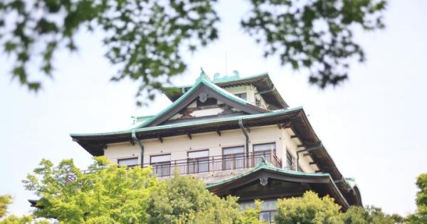 レトロモダンな建築を感じながら、ホテル伝統の味を。竹島が目の前に広がる「蒲郡クラシックホテル」