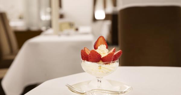歴史あるクラシカルな喫茶室・銀座ウエストで伝統の生ケーキをいただく