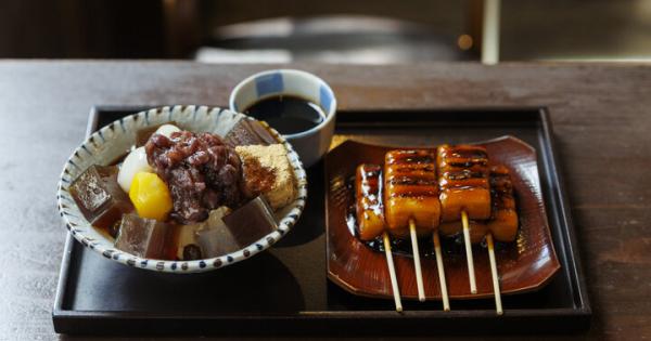 京都「梅園 三条寺町」のレトロな空間で、名物のみたらし団子やここだけの限定甘味を